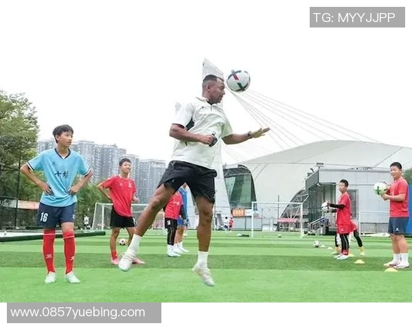 在绿茵场上追梦的少年与足球明星的奇幻冒险之旅 在绿茵场上追梦的少年与足球明星的奇幻冒险之旅